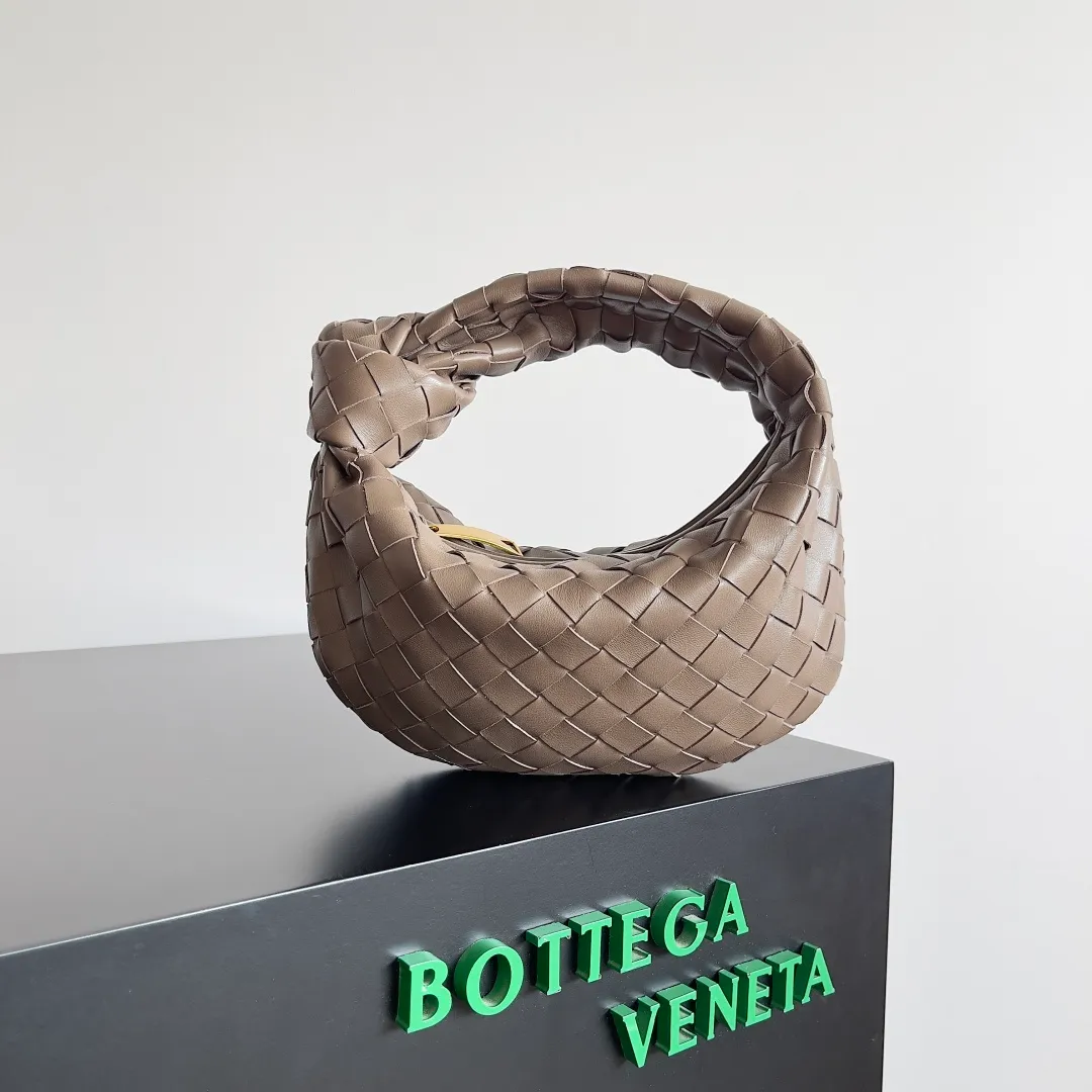 Batch 1120 Bottega veneta͙.——The latest woven knotted hobo🔥 The top-grade lambskin leather is very soft, the bag shape is unique, practical and durable. It retains the traditional woven elements while being a little more flamboyant ~ Made of hand-woven sheepskin, zipper opening and closing, curved seamless structure, effortless to match. Highly recommended⚠️⚠️⚠️ The highest-end in the market🌈 Welcome to compare [all shipped from the factory with a full set of packaging] size: 23x15x5cm.   Model: 651876